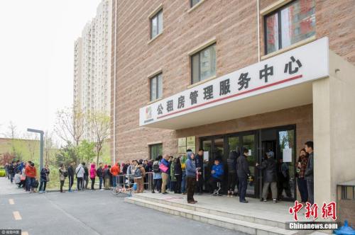 圖為2017年4月11日，北京，在燕?！ゑR泉營家園公租房項(xiàng)目現(xiàn)場排隊(duì)辦理公租房登記的隊(duì)伍。圖片來源：視覺中國