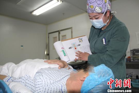 陳蓉菁繪制的卡通漫畫已經(jīng)制作成一本宣教漫畫，在科室內(nèi)推廣 朱捷 攝