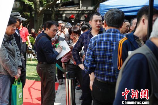 許多郵迷排隊等待購買《紅樓夢系列畫稿冊》郵品。　殷立勤 攝