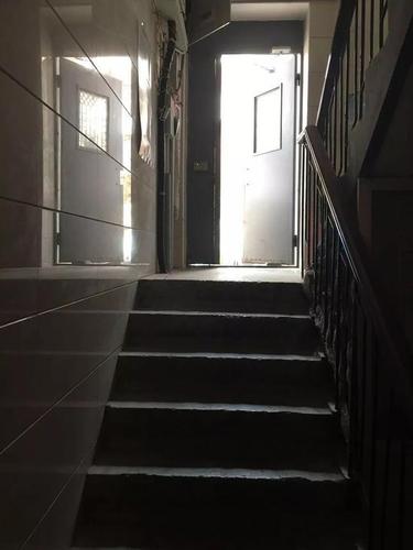 （愛民里小區(qū)還有“更深”的地下室，從單元門進(jìn)去需要“下樓”2.5米）