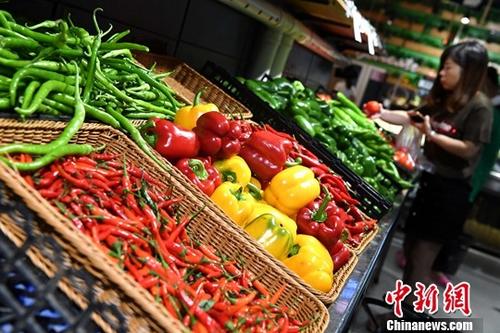 10月16日，中國國家統(tǒng)計局發(fā)布的數據顯示，9月份，全國居民消費價格(CPI)同比上漲1.6%，漲幅比上月回落0.2個百分點。1至9月平均，全國居民消費價格總水平比去年同期上漲1.5%。圖為10月11日市民在福建省寧德市一超市選購蔬菜。<a target='_blank' href='http://www.chinanews.com/'>中新社</a>記者 張斌 攝