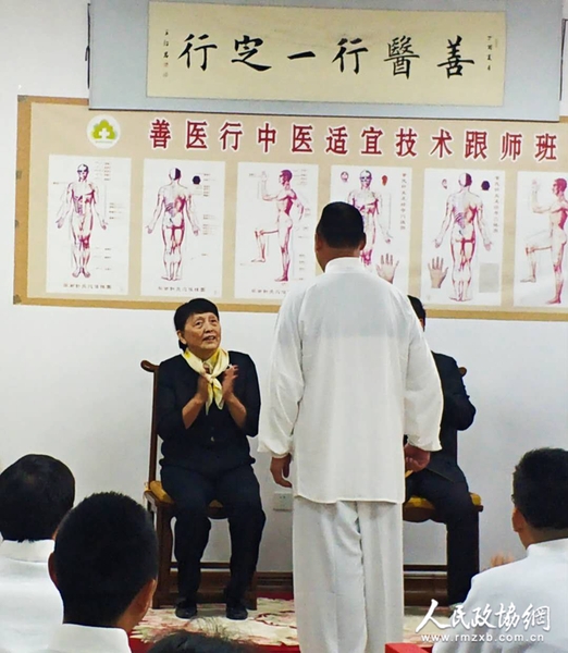 三、張梅穎關(guān)切地詢問中國好村醫(yī)劉永勝的身體恢復(fù)狀況。梓涵 攝影