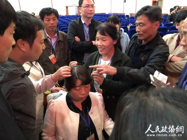 五、善醫(yī)行學(xué)員在練習(xí)針灸實(shí)操技術(shù)。呂平平 攝影