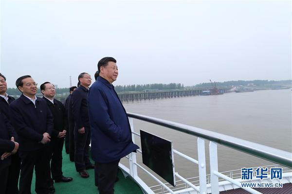 4月26日下午，中共中央總書記、國家主席、中央軍委主席習(xí)近平在武漢主持召開深入推動長江經(jīng)濟帶發(fā)展座談會并發(fā)表重要講話。這是座談會前，習(xí)近平于25日上午乘船沿江察看兩岸生態(tài)環(huán)境和發(fā)展建設(shè)情況。