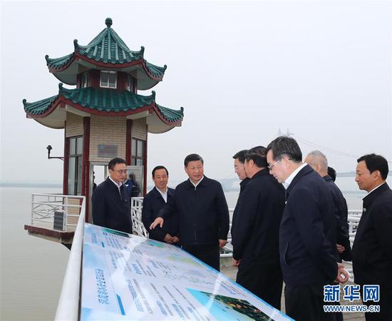 4月26日下午，中共中央總書記、國(guó)家主席、中央軍委主席習(xí)近平在武漢主持召開深入推動(dòng)長(zhǎng)江經(jīng)濟(jì)帶發(fā)展座談會(huì)并發(fā)表重要講話。這是座談會(huì)前，習(xí)近平于25日下午在岳陽(yáng)城陵磯水文站考察。