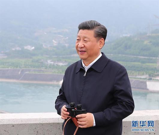 4月26日下午，中共中央總書記、國家主席、中央軍委主席習近平在武漢主持召開深入推動長江經(jīng)濟帶發(fā)展座談會并發(fā)表重要講話。這是座談會前，習近平于24日下午在三峽大壩壩頂察看三峽工程和壩區(qū)周邊生態(tài)環(huán)境。2