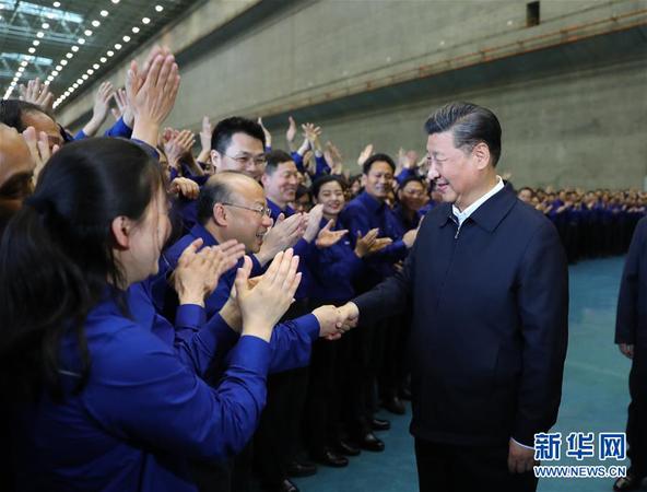 4月26日下午，中共中央總書記、國家主席、中央軍委主席習近平在武漢主持召開深入推動長江經(jīng)濟帶發(fā)展座談會并發(fā)表重要講話。這是座談會前，習近平于24日下午在三峽大壩左岸電站同技術(shù)人員、勞動模范、工作人員代表親切交流。