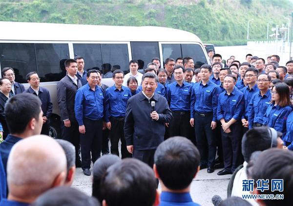 4月26日下午，中共中央總書記、國家主席、中央軍委主席習(xí)近平在武漢主持召開深入推動(dòng)長江經(jīng)濟(jì)帶發(fā)展座談會并發(fā)表重要講話。這是座談會前，習(xí)近平于24日下午在三峽大壩左岸電站考察。
