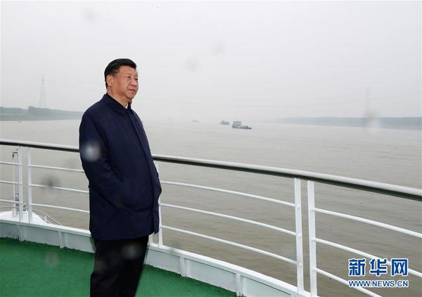 4月26日下午，中共中央總書記、國家主席、中央軍委主席習(xí)近平在武漢主持召開深入推動長江經(jīng)濟(jì)帶發(fā)展座談會并發(fā)表重要講話。這是座談會前，習(xí)近平于25日上午乘船沿江察看兩岸生態(tài)環(huán)境和發(fā)展建設(shè)情況。3
