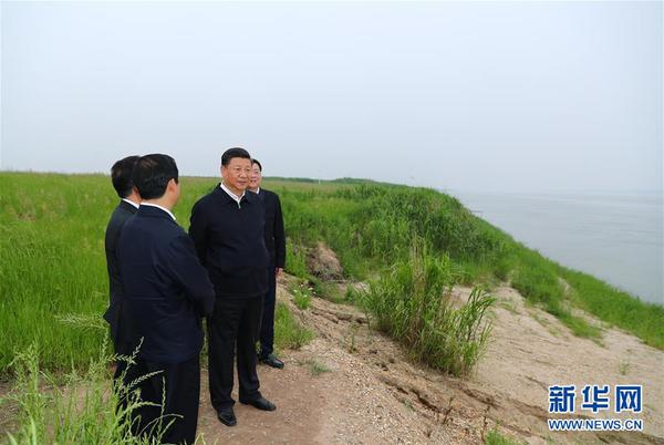4月26日下午，中共中央總書記、國家主席、中央軍委主席習(xí)近平在武漢主持召開深入推動(dòng)長江經(jīng)濟(jì)帶發(fā)展座談會并發(fā)表重要講話。這是座談會前，習(xí)近平于25日下午在岳陽市君山華龍碼頭察看非法砂石碼頭取締及整治復(fù)綠、濕地修復(fù)情況。