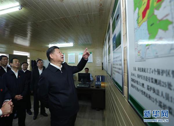 4月26日下午，中共中央總書記、國家主席、中央軍委主席習(xí)近平在武漢主持召開深入推動(dòng)長江經(jīng)濟(jì)帶發(fā)展座談會(huì)并發(fā)表重要講話。這是座談會(huì)前，習(xí)近平于25日下午在東洞庭湖國家級(jí)自然保護(hù)區(qū)巡護(hù)監(jiān)測站考察。