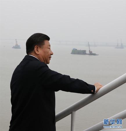 4月26日下午，中共中央總書記、國家主席、中央軍委主席習(xí)近平在武漢主持召開深入推動長江經(jīng)濟帶發(fā)展座談會并發(fā)表重要講話。這是座談會前，習(xí)近平于25日下午在岳陽城陵磯水文站考察。2