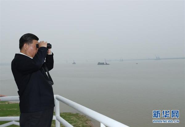 4月26日下午，中共中央總書記、國家主席、中央軍委主席習(xí)近平在武漢主持召開深入推動(dòng)長江經(jīng)濟(jì)帶發(fā)展座談會(huì)并發(fā)表重要講話。這是座談會(huì)前，習(xí)近平于25日下午在岳陽城陵磯水文站考察。3