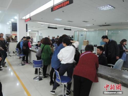 資料圖：民眾在辦理保險(xiǎn)業(yè)務(wù)。韓章云 攝