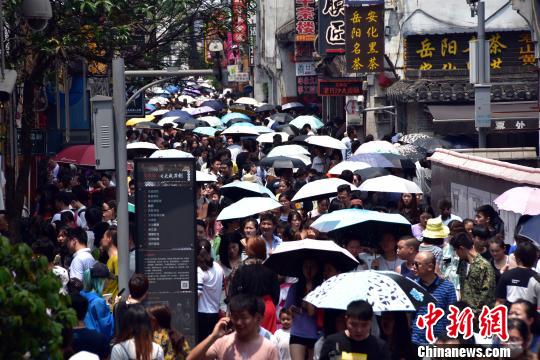資料圖：長(zhǎng)沙太平老街人山人海。　盧文偉 攝