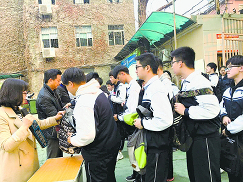 武漢一高中設(shè)安檢門:金屬探測器掃描 手機不進校
