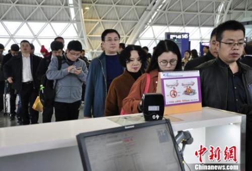 圖為旅客等待進入客艙。　呂俊明 攝