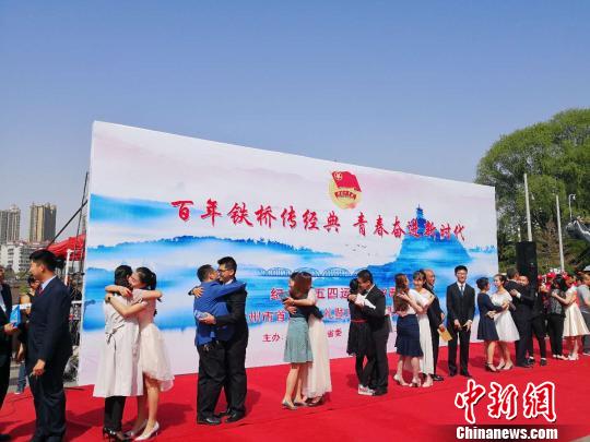 成人禮現(xiàn)場，青年們和父母互相擁抱，表達感恩之情?！∈缝o靜 攝