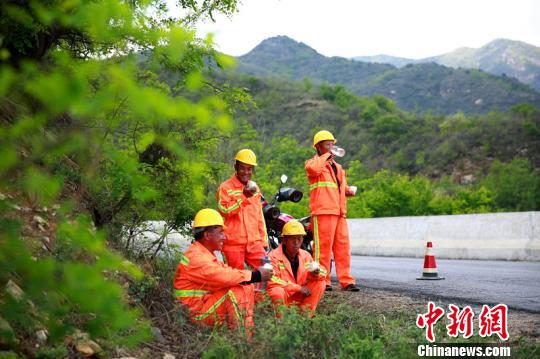臨近中午，楊衛(wèi)東和工友們?cè)诼放孕菹r(shí)，拿出自帶的干糧和水補(bǔ)充體力?！⒗^東 攝
