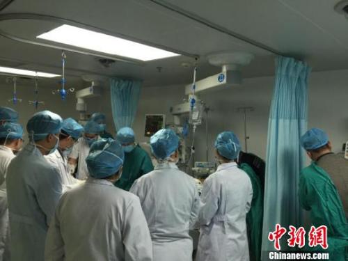 搶救傷員。　鐘欣 攝