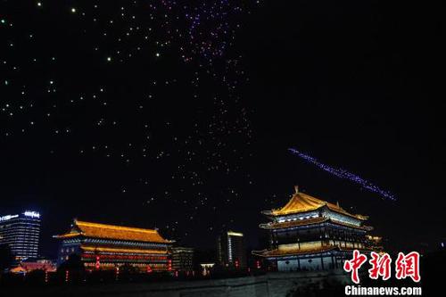 西安無(wú)人機(jī)表演出現(xiàn)“亂碼”執(zhí)行方：部分無(wú)人機(jī)受定向干擾
