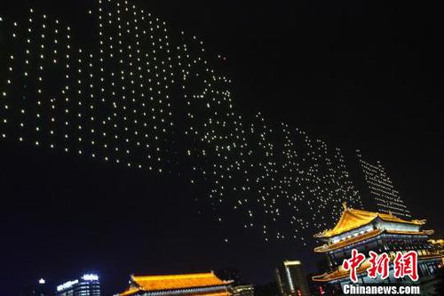圖為5月1日晚，西安無(wú)人機(jī)表演出現(xiàn)“亂碼”?！堃怀?攝