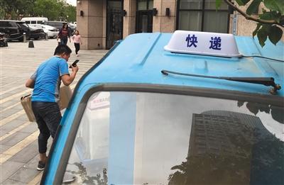 5月5日，北京亦莊，一輛快遞三輪車上安裝了寫有“快遞”字樣的專用燈。新京報(bào)記者 吳江 攝
