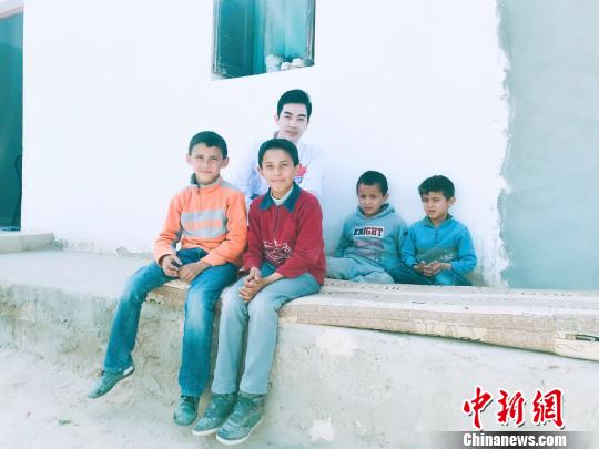資料圖：鄧杰在突尼斯的鄉(xiāng)村義診，跟當(dāng)?shù)貎和嫌傲裟??！∈茉L者供圖 攝