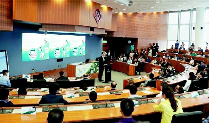 香港理工大學透露，自汶川地震發(fā)生以來，該校在受災地區(qū)開展了教育和社區(qū)服務等多個項目，受惠人數(shù)超過3萬，并培育了200多名護理和災害管理等方面的人才。圖為5月7日，全國政協(xié)委員、香港理工大學校長唐偉章在“汶川大地震十周年——由災害管理到防災減災”論壇上致辭。  新華社發(fā)