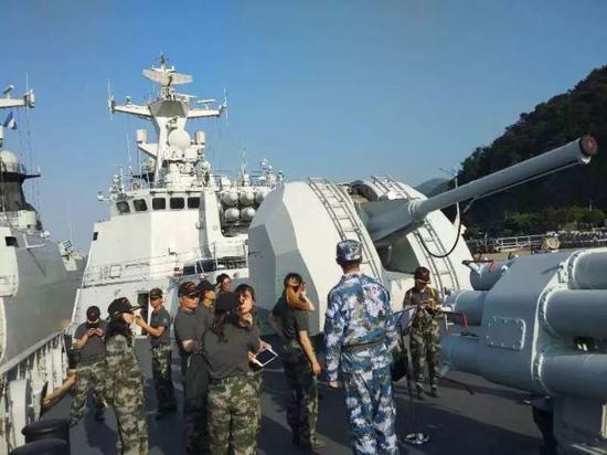 講解員為大家介紹馬鞍山艦。