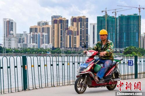 資料圖：海口國興大道附近的在建商品房項(xiàng)目。<a target='_blank' href='http://www.chinanews.com/'>中新社</a>記者 駱云飛 攝