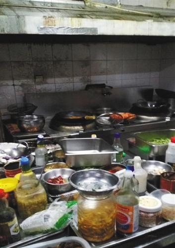 　執(zhí)法人員查處的“黑外賣”后廚，現(xiàn)場臟亂不堪。北京市食藥監(jiān)局供圖