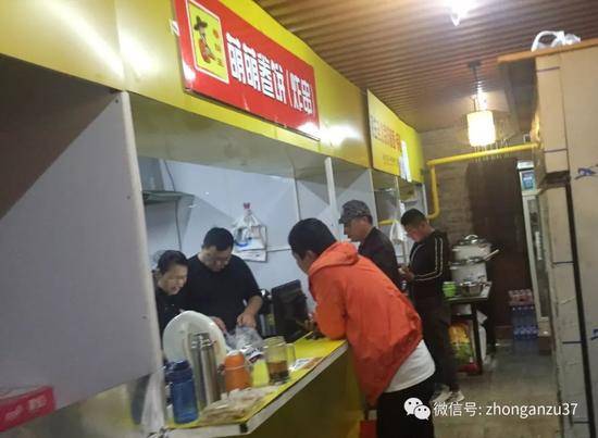 ▲豐臺區(qū)安樂林路8號“蒲黃美食”內，狹窄的通道里林立多家格子小飯店，每個小隔斷就是一家，主要供外賣。   新京報記者 大路 攝