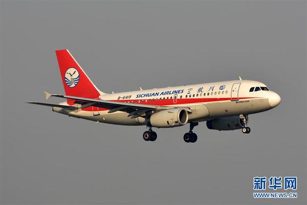 5月14日拍攝的發(fā)生故障后準(zhǔn)備降落成都雙流國(guó)際機(jī)場(chǎng)的川航3U8633。記者從四川航空公司了解到，當(dāng)日，3U8633重慶至拉薩航班因機(jī)械故障備降成都，該航班于7時(shí)40分左右安全落地。此后，川航安排3U8695執(zhí)行成都至拉薩航班，已于12時(shí)9分飛往拉薩。