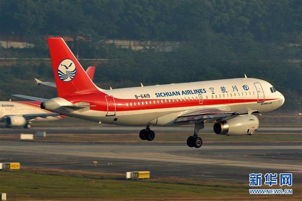 5月14日拍攝的發(fā)生故障后準備降落成都雙流國際機場二跑道的川航3U8633。記者從四川航空公司了解到，當日，3U8633重慶至拉薩航班因機械故障備降成都，該航班于7時40分左右安全落地。此后，川航安排3U8695執(zhí)行成都至拉薩航班，已于12時9分飛往拉薩。該事件正調(diào)查中。