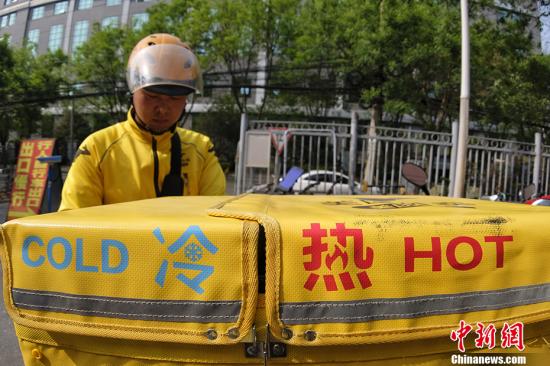 選擇這份工作的初衷，收入是排在首位，訂餐旺季的時候，月薪是之前工作的兩倍。而這份工作現(xiàn)在帶給他的不僅是存款的增加，還讓他找到了一種真實的存在感。在這個大城市里，像他一樣的外賣小哥與很多客戶可能只是一面之緣，但溫暖就在對方的一句很簡單的留言里?！坝幸淮挝沂盏接唵危瑢Ψ綄懼?，我不著急，你路上慢點兒”回憶這句話的時候，他看著遠方，臉上還是帶著靦腆的微笑。<a target='_blank' href='http://www.chinanews.com/' >中新網(wǎng)</a>記者 李霈韻 攝