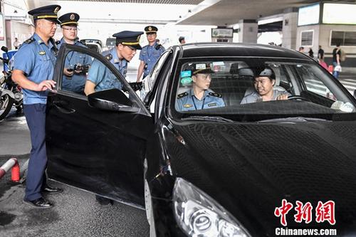 5月16日，廣州市交通委員會執(zhí)法局執(zhí)法人員在廣州東站對網(wǎng)約車相關資質進行核查。當日，廣州市交通部門開展網(wǎng)約車市場專項整治行動，共查處網(wǎng)約車違章24宗，其中無證網(wǎng)約車13宗、有證網(wǎng)約車違章11宗。<a target='_blank' href='http://www.chinanews.com/'>中新社</a>記者 陳驥旻 攝