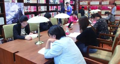 中國僑網(wǎng)讀者在“馬克思書房”閱讀。 夏亮/攝