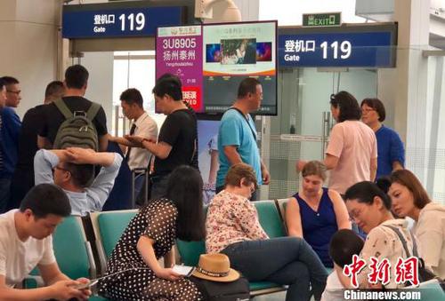 圖為揚(yáng)州泰州國際機(jī)場臨時關(guān)閉，大批乘客被困成都雙流機(jī)場?！↑S心玥 攝