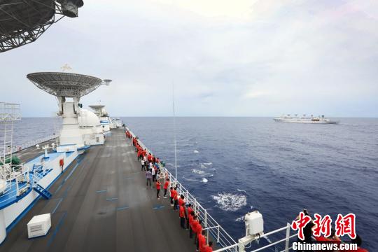 駛向任務(wù)海域時(shí)，遠(yuǎn)望6號(hào)與7號(hào)船在海上相遇。　倪棟梁 攝