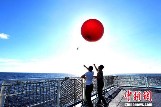 任務(wù)準(zhǔn)備中，科技人員施放信標(biāo)球測(cè)試設(shè)備性能?！∧邨澚?攝