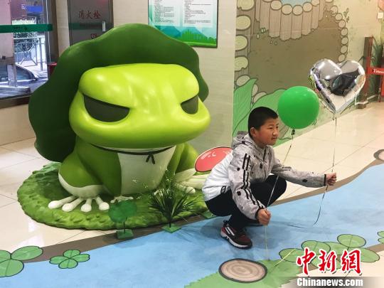 “蛙迷”與“蛙兒子”合影?！⊥踝訚?攝
