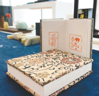 　在倫敦手工藝周“技藝中國(guó)”展上展出的富有中國(guó)特色的手工藝品。 本報(bào)記者 強(qiáng) 薇攝 