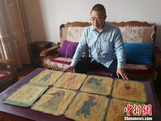  這套與高平炎帝行宮有關(guān)的壁畫藍本底稿的收藏者是當?shù)匮芯垦椎勖袼孜幕瘜W(xué)者王永忠　李吉毅　攝