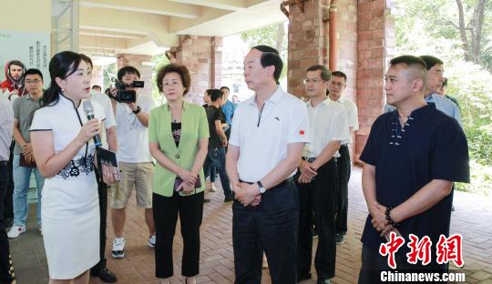 龍華區(qū)宣傳部副部長、文體局局長付妍向趙勇一行介紹“龍華模式” 索有為 攝