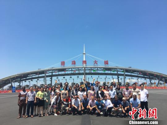 中國(guó)僑網(wǎng)青年漢學(xué)家在穗研修在嶺南各地游歷。暨南大學(xué)提供