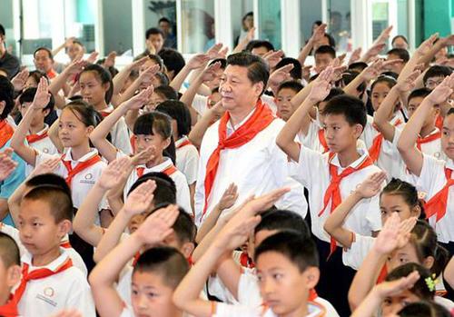 2014年5月30日，習(xí)近平來到北京市海淀區(qū)民族小學(xué)參加慶祝“六一”國際兒童節(jié)活動(dòng)，重溫入隊(duì)儀式。來源：新華網(wǎng)