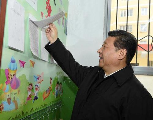 2015年2月14日，在陜西考察工作的習(xí)近平專程來到楊家?guī)X福州希望小學(xué)察看學(xué)校辦學(xué)情況。來源：新華社