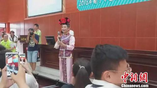 圖為活動現(xiàn)場，男老師扮“華妃”為高考生減壓。 鐘欣 攝