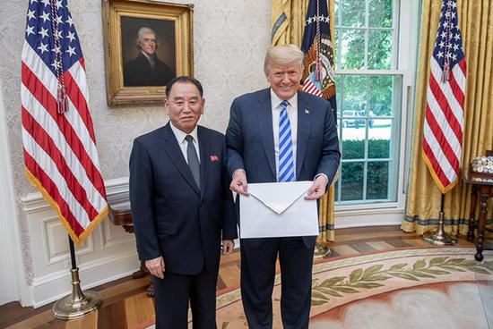 特朗普收到金正恩親筆信 不料又被網(wǎng)民調侃手小了